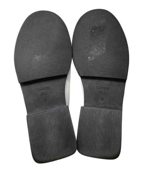 GANNI（ガニー）Ganni (ガニー) スタッズロゴ付ローファー ホワイト×ピンク サイズ:38の古着・服飾アイテム