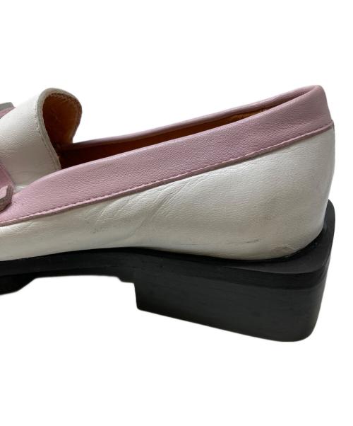 GANNI（ガニー）Ganni (ガニー) スタッズロゴ付ローファー ホワイト×ピンク サイズ:38の古着・服飾アイテム