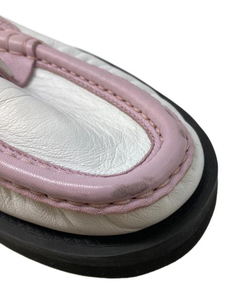 GANNI（ガニー）Ganni (ガニー) スタッズロゴ付ローファー ホワイト×ピンク サイズ:38の古着・服飾アイテム