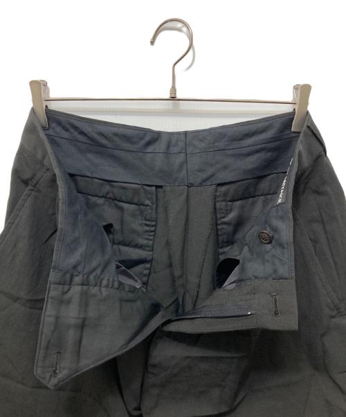 ISSEY MIYAKE（イッセイミヤケ）ISSEY MIYAKE (イッセイミヤケ) 2タックテーパードパンツ ブラック サイズ:Lの古着・服飾アイテム