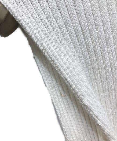 FRAY ID（フレイ アイディー）FRAY ID (フレイ アイディー) メタルブローチリブニットコンビフレアワンピース ホワイトの古着・服飾アイテム