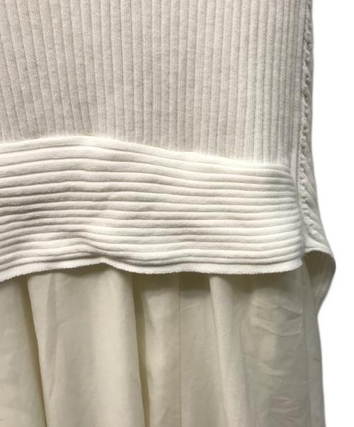 FRAY ID（フレイ アイディー）FRAY ID (フレイ アイディー) メタルブローチリブニットコンビフレアワンピース ホワイトの古着・服飾アイテム