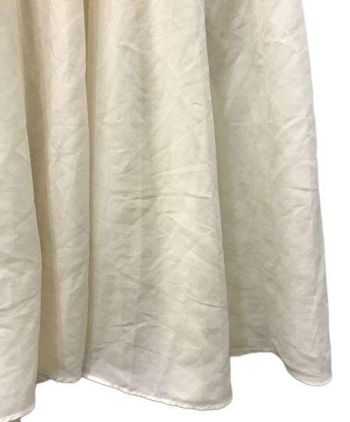 FRAY ID（フレイ アイディー）FRAY ID (フレイ アイディー) メタルブローチリブニットコンビフレアワンピース ホワイトの古着・服飾アイテム