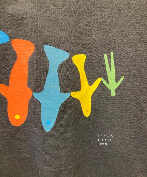 DAIWA PIER39（ダイワ ピア39）DAIWA PIER39 (ダイワ ピア39) Geoff McFetridge (ジェフ マクフェトリッジ) TECH DRQWSTRING TEE S/S ネイビー サイズ:Lの古着・服飾アイテム