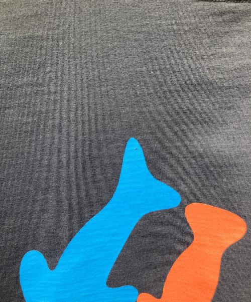 DAIWA PIER39（ダイワ ピア39）DAIWA PIER39 (ダイワ ピア39) Geoff McFetridge (ジェフ マクフェトリッジ) TECH DRQWSTRING TEE S/S ネイビー サイズ:Lの古着・服飾アイテム