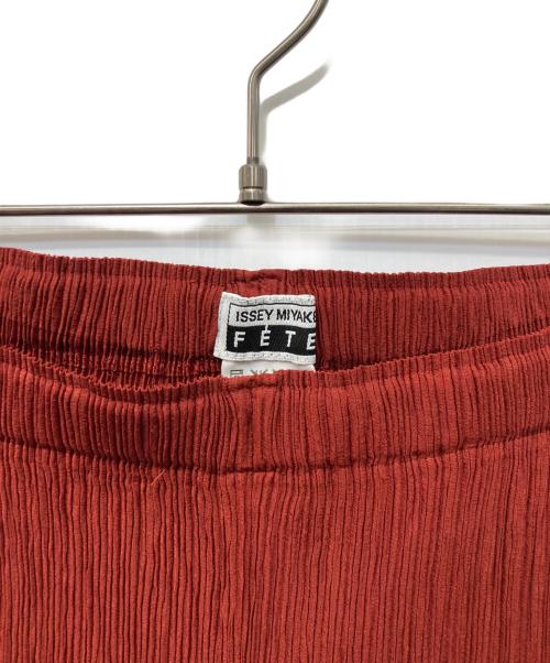 ISSEY MIYAKE FETE（イッセイミヤケフェット）ISSEY MIYAKE FETE (イッセイミヤケフェット) プリーツパンツ レッド サイズ:2の古着・服飾アイテム