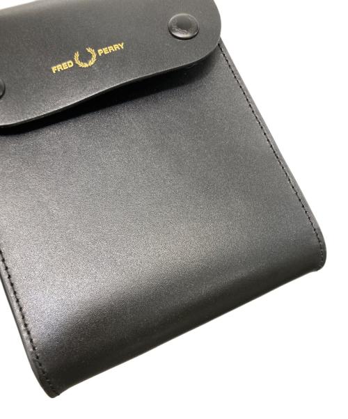 FRED PERRY（フレッドペリー）FRED PERRY (フレッドペリー) レザーミニショルダーバッグ ブラックの古着・服飾アイテム