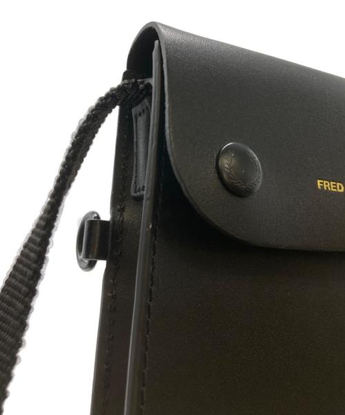 FRED PERRY（フレッドペリー）FRED PERRY (フレッドペリー) レザーミニショルダーバッグ ブラックの古着・服飾アイテム
