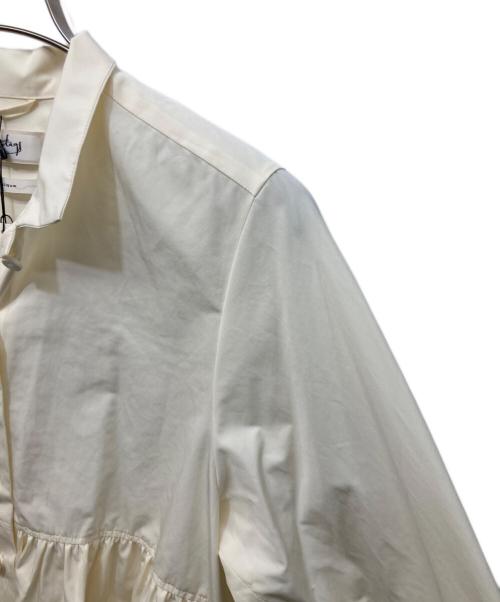 martinique（マルティニーク）martinique (マルティニーク) クロップドシャツ ベージュ サイズ:FREE 未使用品の古着・服飾アイテム