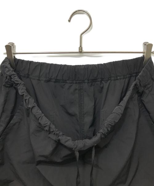 meanswhile（ミーンズワイル）meanswhile (ミーンズワイル) テックリップストップイージースラックス ブラック サイズ:4の古着・服飾アイテム