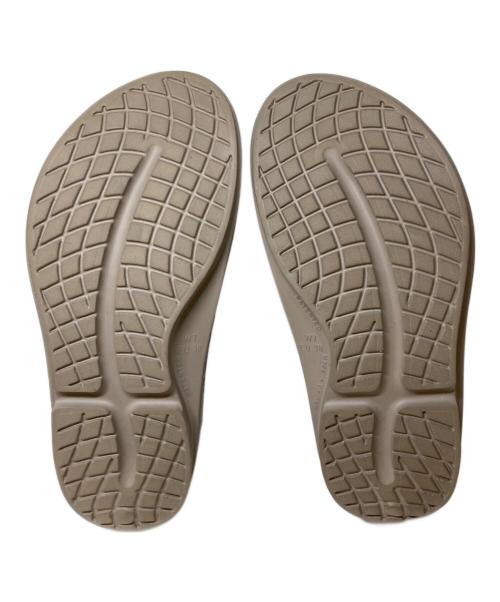 OOFOS（ウーフォス）OOFOS (ウーフォス) OOmega リカバリーサンダル ベージュ サイズ:38の古着・服飾アイテム