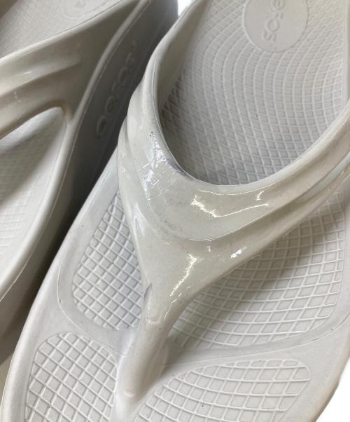 OOFOS（ウーフォス）OOFOS (ウーフォス) OOmega リカバリーサンダル ベージュ サイズ:38の古着・服飾アイテム