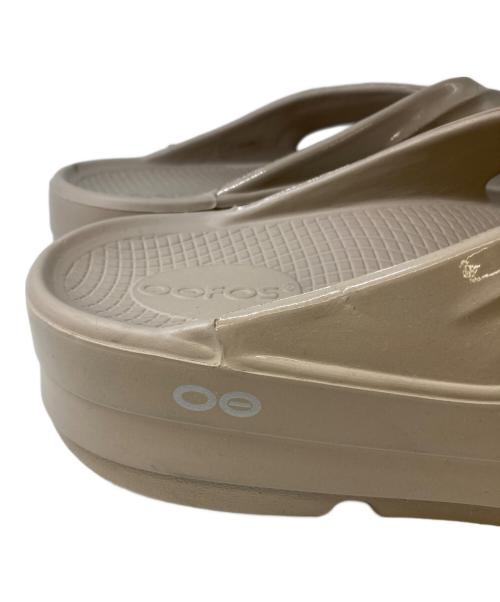 OOFOS（ウーフォス）OOFOS (ウーフォス) OOmega リカバリーサンダル ベージュ サイズ:38の古着・服飾アイテム