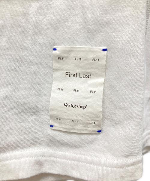 VEKTOR SHOP（ヴェクターショップ）VEKTOR SHOP (ヴェクターショップ) First Last (ファーストラスト) Printed Tee ホワイト サイズ:XLの古着・服飾アイテム