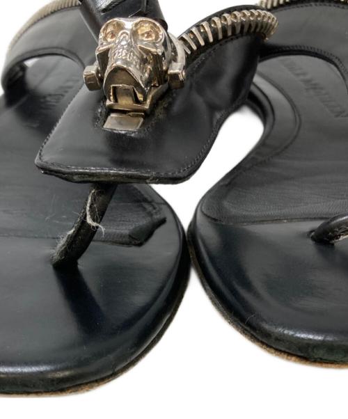 ALEXANDER McQUEEN（アレキサンダーマックイーン）ALEXANDER McQUEEN (アレキサンダーマックイーン) ジップアップスカルロゴサンダル ブラック サイズ:37の古着・服飾アイテム
