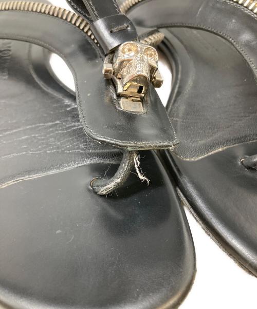 ALEXANDER McQUEEN（アレキサンダーマックイーン）ALEXANDER McQUEEN (アレキサンダーマックイーン) ジップアップスカルロゴサンダル ブラック サイズ:37の古着・服飾アイテム