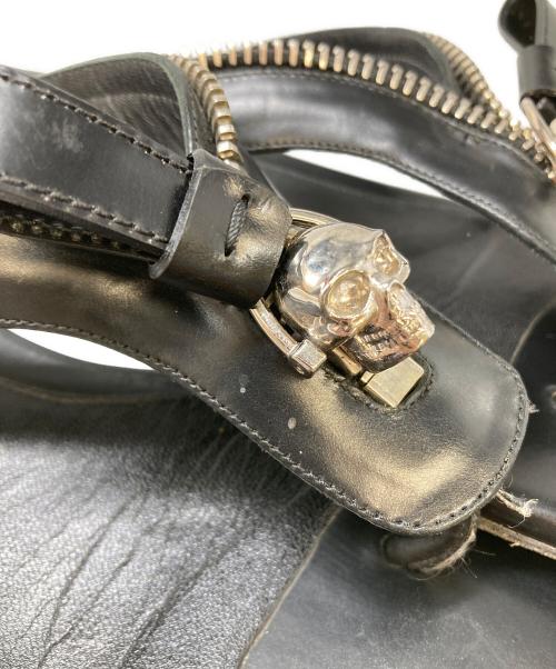 ALEXANDER McQUEEN（アレキサンダーマックイーン）ALEXANDER McQUEEN (アレキサンダーマックイーン) ジップアップスカルロゴサンダル ブラック サイズ:37の古着・服飾アイテム
