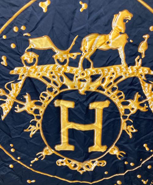 HERMES（エルメス）HERMES (エルメス) カレ90 シルクスカーフ ブラック×ゴールドの古着・服飾アイテム