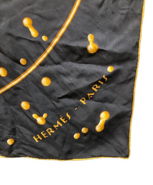 HERMES（エルメス）HERMES (エルメス) カレ90 シルクスカーフ ブラック×ゴールドの古着・服飾アイテム