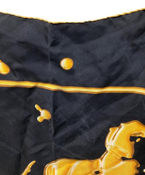 HERMES（エルメス）HERMES (エルメス) カレ90 シルクスカーフ ブラック×ゴールドの古着・服飾アイテム