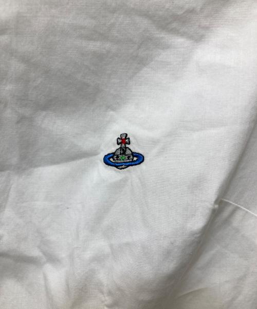 Vivienne Westwood（ヴィヴィアンウエストウッド）Vivienne Westwood (ヴィヴィアンウエストウッド) オーブ刺繍デザインカラーシャツ ホワイト サイズ:40の古着・服飾アイテム