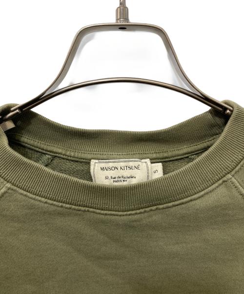 maison kitsune（メゾンキツネ）MAISON KITSUNE (メゾンキツネ) フォックスロゴクルーネックスウェッ オリーブ サイズ:Sの古着・服飾アイテム