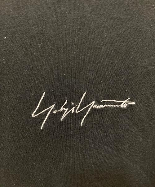 Yohji Yamamoto pour homme（ヨウジヤマモト プールオム）Yohji Yamamoto pour homme (ヨウジヤマモト プールオム) New Era (ニューエラ) コラボロゴ刺繍Tシャツ ブラック サイズ:XLの古着・服飾アイテム