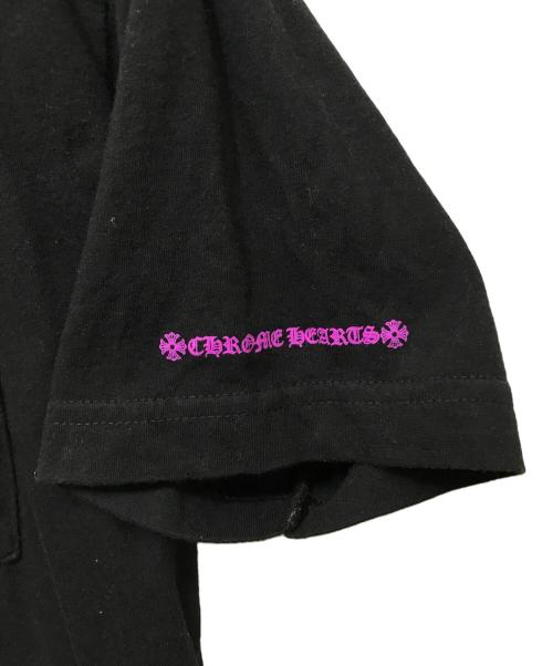 CHROME HEARTS（クロムハーツ）CHROME HEARTS (クロムハーツ) ネックロゴポケットTシャツ ブラック×パープル サイズ:Lの古着・服飾アイテム