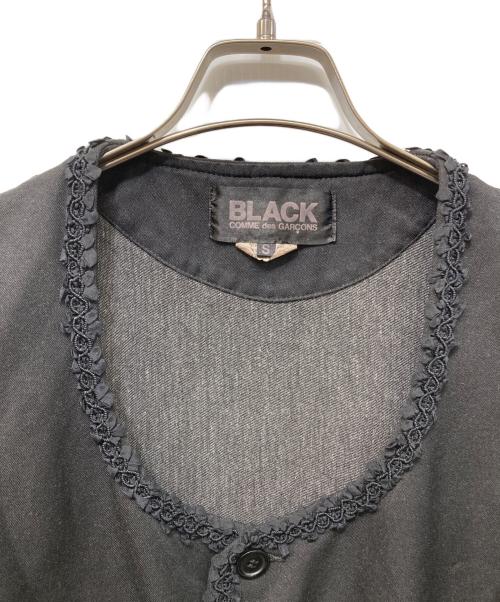 BLACK COMME des GARCONS（ブラックコムデギャルソン）BLACK COMME des GARCONS (ブラックコムデギャルソン) ポリ縮絨パイピングノーカラージャケット ブラック サイズ:Sの古着・服飾アイテム