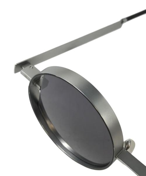 ASSEMBLEDISASSEMBLE（アセンブルディスアセンブル）ASSEMBLEDISASSEMBLE (アセンブルディスアセンブル) TWO FACE メタルサングラス グレー サイズ:44□21-151の古着・服飾アイテム