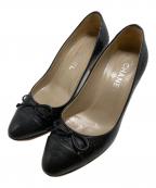 CHANELシャネル）の古着「ココマークキャップトゥリボンパンプス」｜ブラック