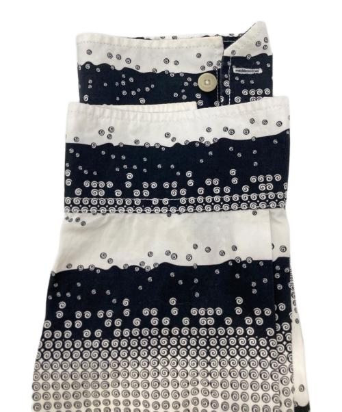 pretty green（プリティーグリーン）pretty green (プリティーグリーン) THE BEATLES (ビートルズ) 総柄シャツ ホワイト×ブラック サイズ:4の古着・服飾アイテム