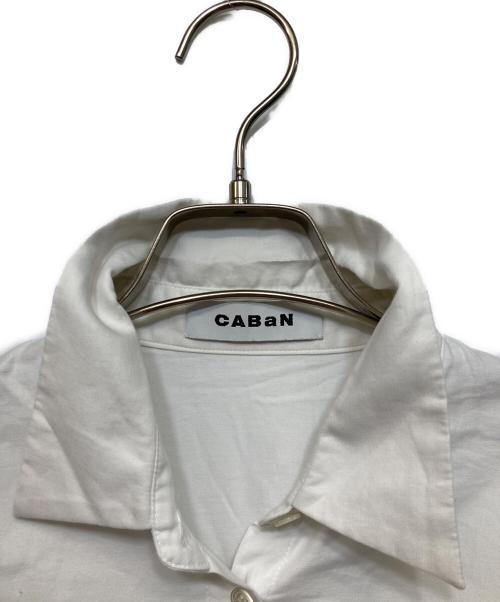 CABAN（キャバン）CABaN (キャバン) タイプライターダブルクロス アシンメトリックフリルシャツ ホワイト サイズ:FREEの古着・服飾アイテム