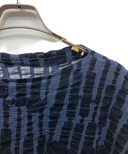 me ISSEY MIYAKE（ミーイッセイ ミヤケ）me ISSEY MIYAKE (ミーイッセイ ミヤケ) フロッキープリーツブラウス ネイビー サイズ:不明の古着・服飾アイテム