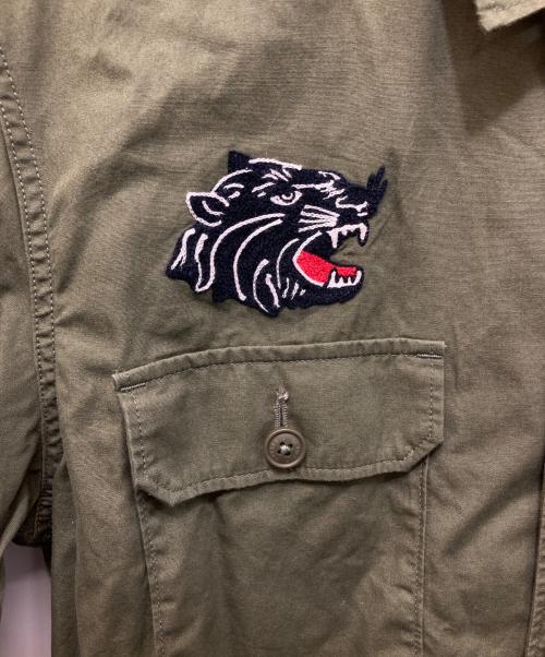 Hysteric Glamour（ヒステリックグラマー）Hysteric Glamour (ヒステリックグラマー) AMPLIFIED刺繍 ユーティリティシャツ オリーブ サイズ:SIZE XLの古着・服飾アイテム