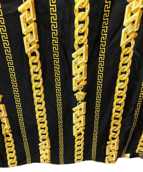 VERSACE（ヴェルサーチェ）VERSACE (ヴェルサーチェ) チェーンプリントシルクシャツ ブラック×ゴールド サイズ:44の古着・服飾アイテム