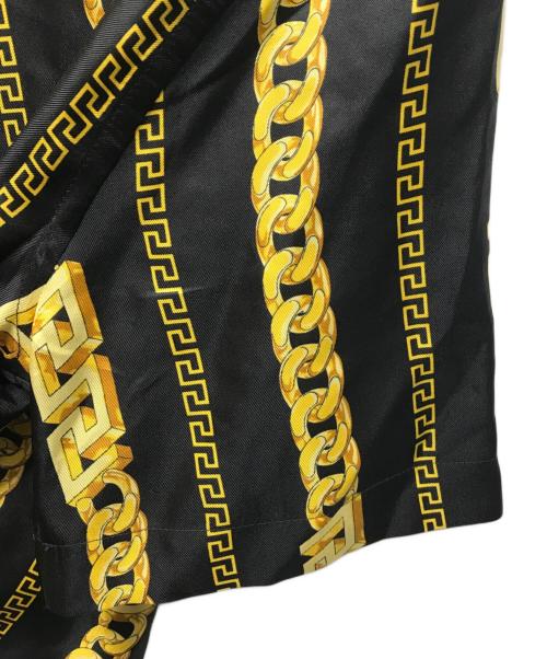 VERSACE（ヴェルサーチェ）VERSACE (ヴェルサーチェ) チェーンプリントシルクシャツ ブラック×ゴールド サイズ:44の古着・服飾アイテム