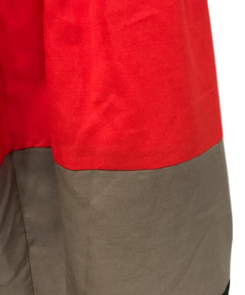OMMO（オーエムエムオー）OMMO (オーエムエムオー) VOLUME HEM GATHER ALL IN ONE レッド×カーキ×ブラック サイズ: Freeの古着・服飾アイテム