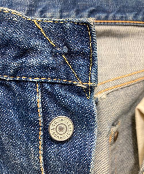 LEVI'S（リーバイス）LEVI'S (リーバイス) 50's 501XX セルビッチデニム　/ 54年 / 革パッチ / Vステッチ / ポケット裏シングルステッチ / オフセット / 通常R / フライボタン裏点々刻印 / 両面均等V インディゴ サイズ:不明の古着・服飾アイテム