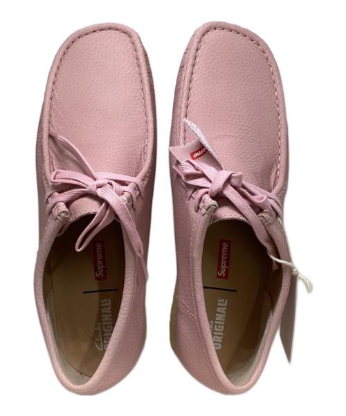 CLARKS（クラークス）CLARKS (クラークス) Supreme (シュプリーム) Reflective Wallabee ピンク サイズ:8 未使用品の古着・服飾アイテム