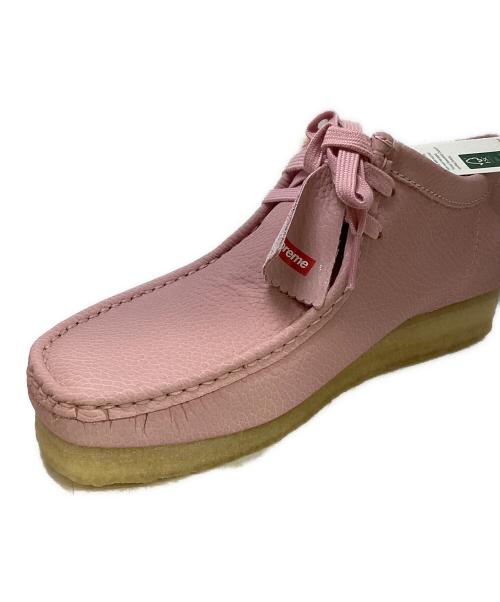 CLARKS（クラークス）CLARKS (クラークス) Supreme (シュプリーム) Reflective Wallabee ピンク サイズ:8 未使用品の古着・服飾アイテム