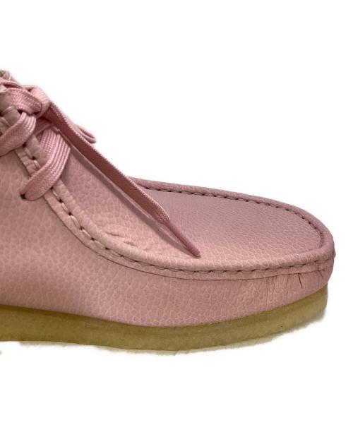 CLARKS（クラークス）CLARKS (クラークス) Supreme (シュプリーム) Reflective Wallabee ピンク サイズ:8 未使用品の古着・服飾アイテム