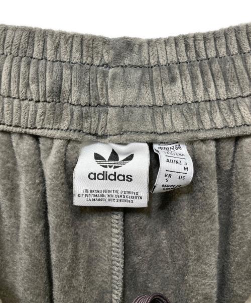 adidas（アディダス）adidas (アディダス) ベルベットルーズトラックパンツ グレー サイズ:SIZE Mの古着・服飾アイテム
