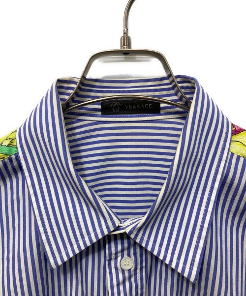VERSACE（ヴェルサーチェ）VERSACE (ヴェルサーチェ) グラフィックプリント切替ストライプシャツ ブルー サイズ:SIZE 41の古着・服飾アイテム