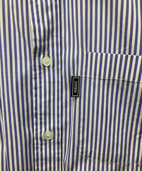 VERSACE（ヴェルサーチェ）VERSACE (ヴェルサーチェ) グラフィックプリント切替ストライプシャツ ブルー サイズ:SIZE 41の古着・服飾アイテム