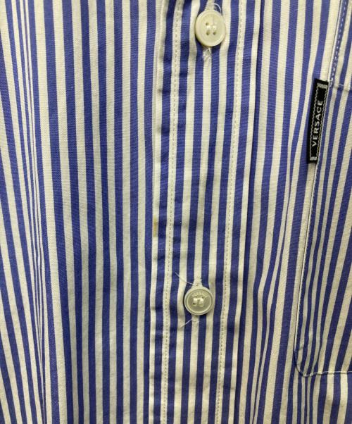 VERSACE（ヴェルサーチェ）VERSACE (ヴェルサーチェ) グラフィックプリント切替ストライプシャツ ブルー サイズ:SIZE 41の古着・服飾アイテム