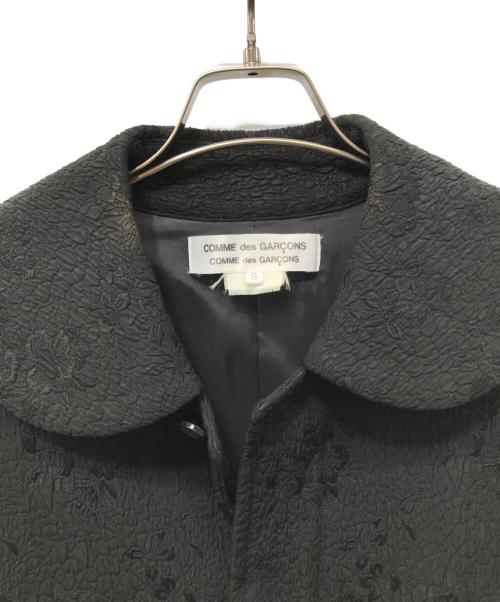 COMME des GARCONS COMME des GARCONS（コムデギャルソン コムデギャルソン）COMME des GARCONS COMME des GARCONS (コムデギャルソン コムデギャルソン) 丸襟 花柄ジャガード Aラインコート ブラック サイズ:Ｓの古着・服飾アイテム