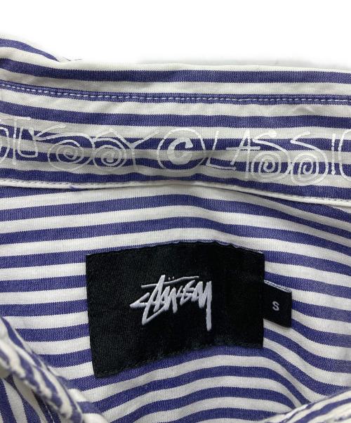 stussy（ステューシー）stussy (ステューシー) S/Sストライプシャツ ホワイト×ブルー サイズ:Sの古着・服飾アイテム