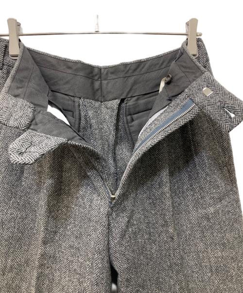 COMME des GARCONS HOMME（コムデギャルソン オム）COMME des GARCONS HOMME (コムデギャルソン オム) ウールヘリンボーン2タックパンツ グレー サイズ:Mの古着・服飾アイテム