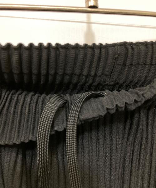 HOMME PLISSE ISSEY MIYAKE（オム プリッセ イッセイ ミヤケ）HOMME PLISSE ISSEY MIYAKE (オム プリッセ イッセイ ミヤケ) プリーツワイドクロップドパンツ ブラック サイズ:3の古着・服飾アイテム